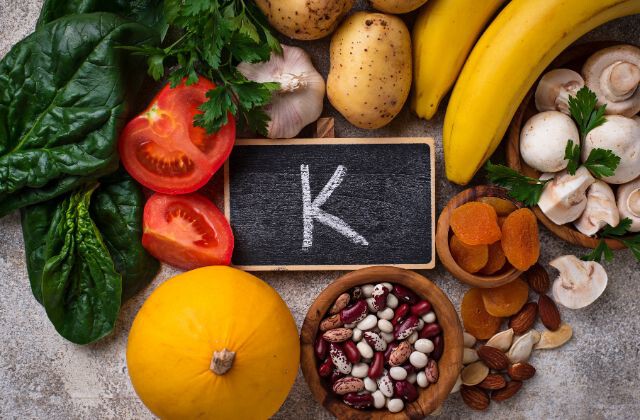 Một số loại thực phẩm giàu vitamin K.