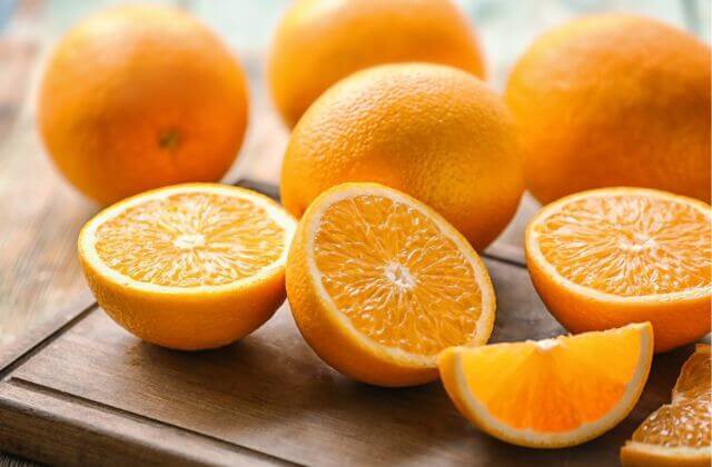 Quả cam nguồn cung cấp vitamin C dồi dào.