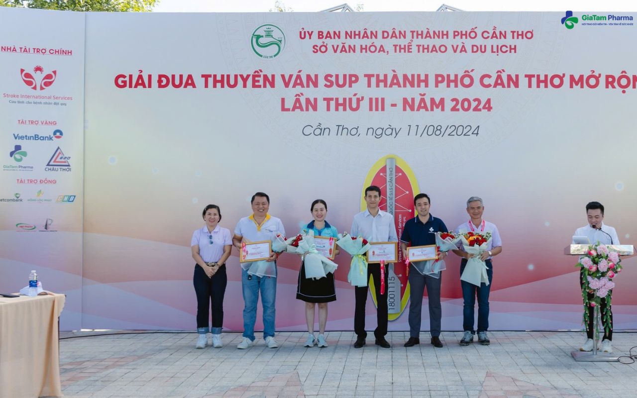 Ban tổ chức trao hoa và chứng nhận cho nhà tài trợ. Trong đó, GiaTam Pharma là Nhà tài trợ Vàng đã góp phần hưởng ứng phong trào "Tập luyện thể thao - Phòng chống đột quỵ"