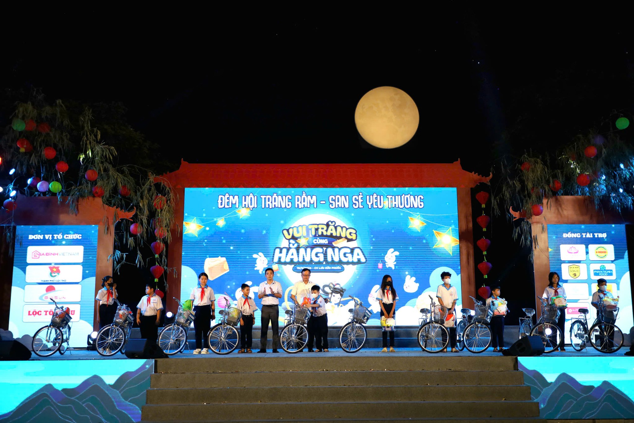 Ông Nguyễn Trung Nhân Ủy viên Ban thường vụ Thành ủy - Chủ tịch Ủy ban Mặt trận Tổ quốc Việt Nam TP. Cần Thơ và Ông Trần Thanh Sơn Giám đốc Công ty TNHH Dược phẩm Trần Gia Tâm cùng trao 10 chiếc xe đạp cho các em